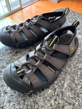 Keen Newport H2 Grey and Black Outdoor Closed-Toe Sandals 10.5
